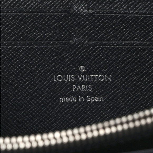 Louis Vouiton Black Epi Zippy Wallet - Picture 10 of 11